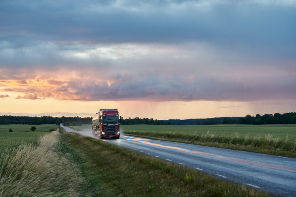看好储能潜力，SCANIA瑞典开始测试搭载太阳能板的重型卡车